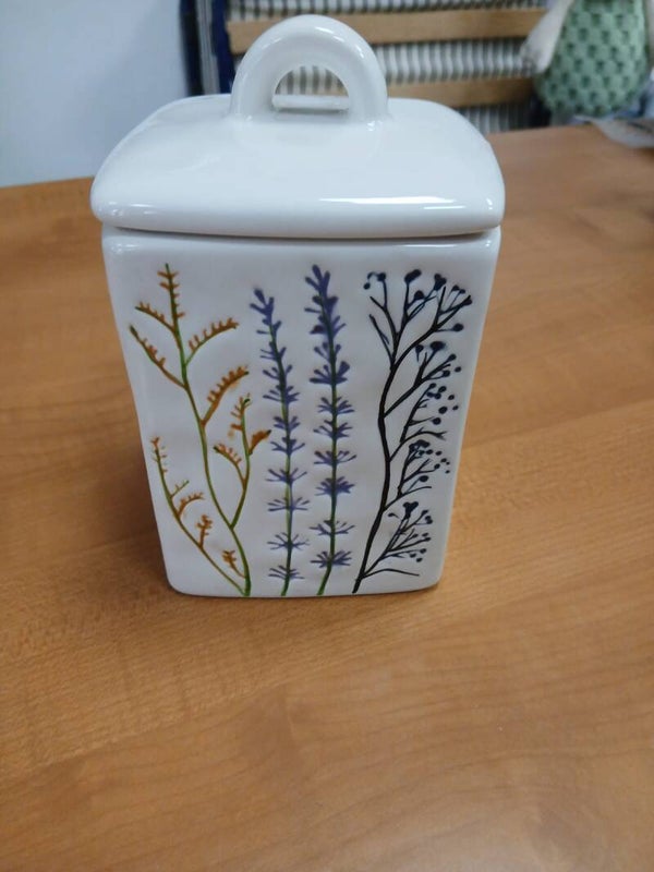 Barattolo in coccio con fiori disegnati e coperchio