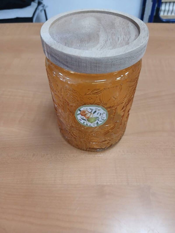 Barattolo in vetro arancione con coperchio in legno