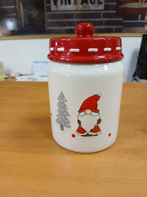 Barattolo porta biscotti con gnomo disegnato