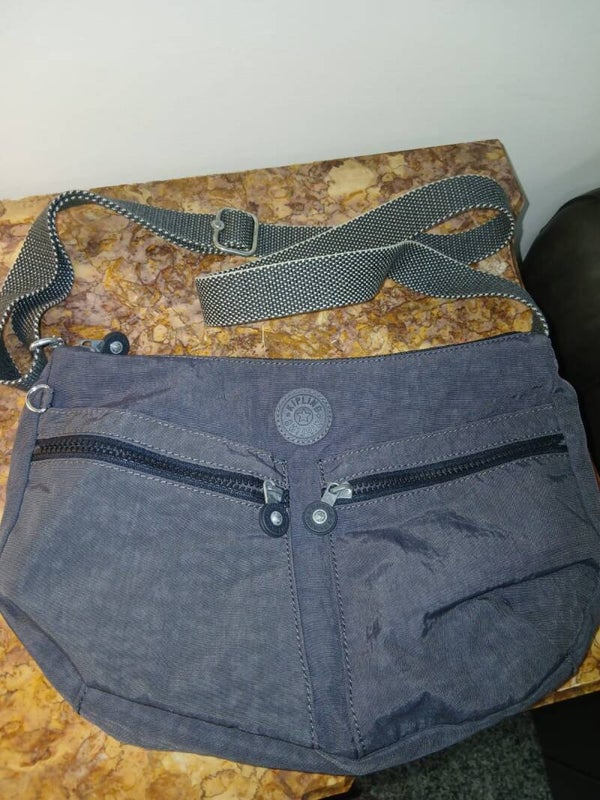 Borsa Kipling grigio scuro usato ma tenuto bene
