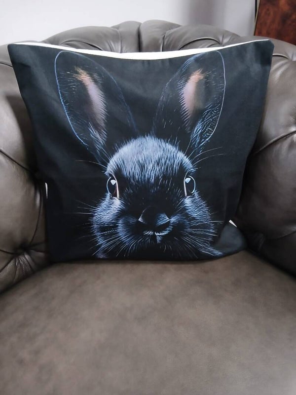 Cuscino con coniglio nero