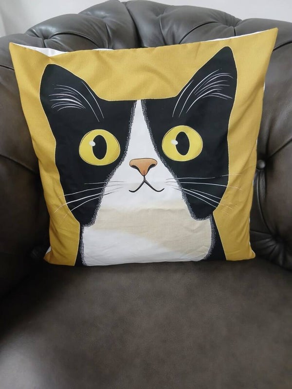 Cuscino giallo con gatto