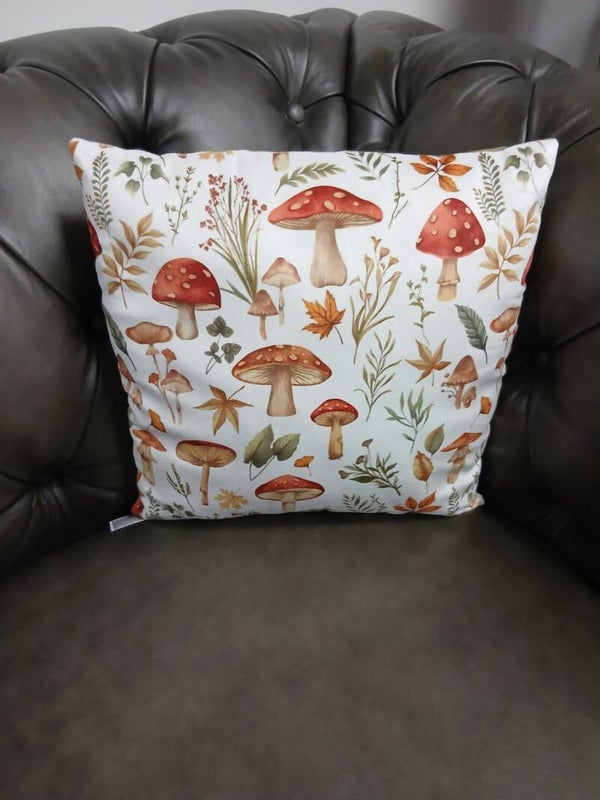 Cuscino linea autunnale con funghi