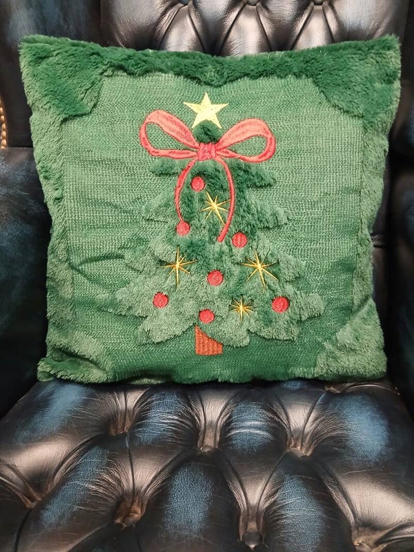 Cuscino natalizio con albero disegnato