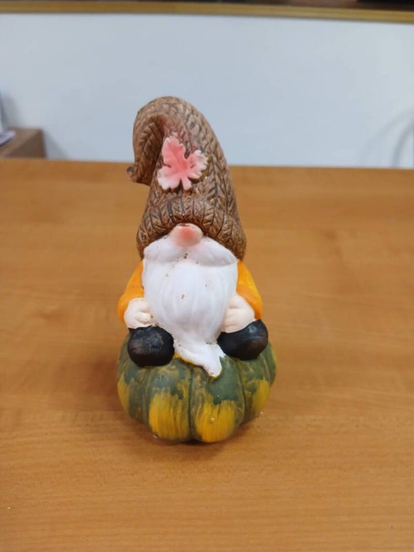 Decorazione autunnale gnomo con zucca
