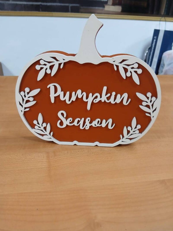Decorazione in legno a forma di zucca con scritta