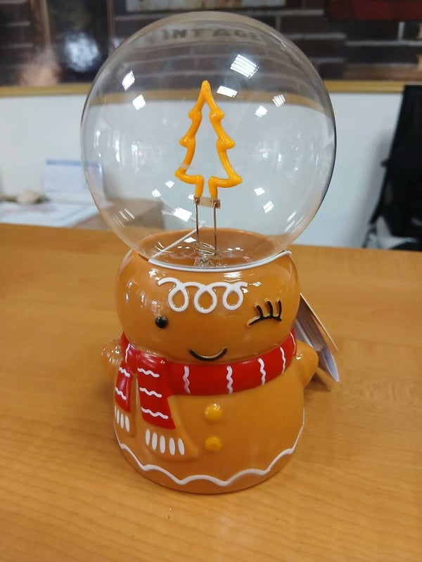 Decorazione omino di pan di zenzero con lampadina