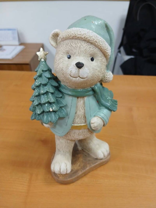 Decorazione orso con albero in mano in resina