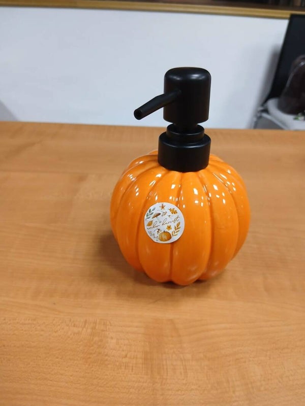 Dispenser per sapone a forma di zucca arancione