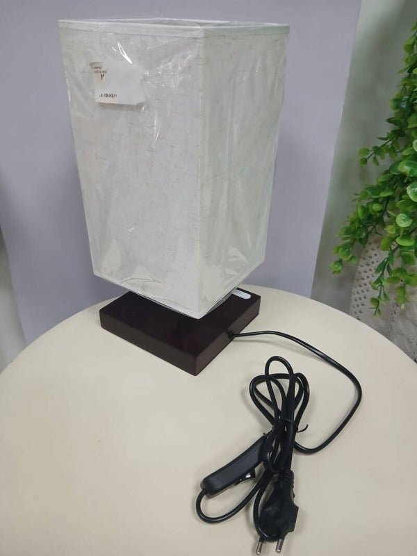 Lampada con base in legno