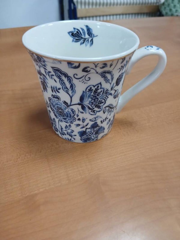 Mug con fiori blu