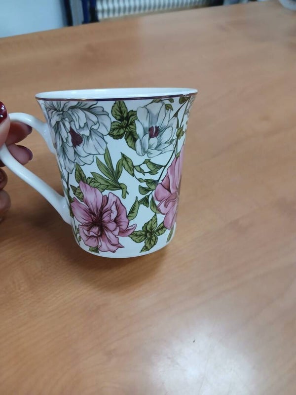 Mug con fiori rosa e bianchi