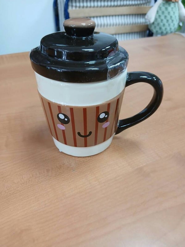 Mug con coperchio e faccina