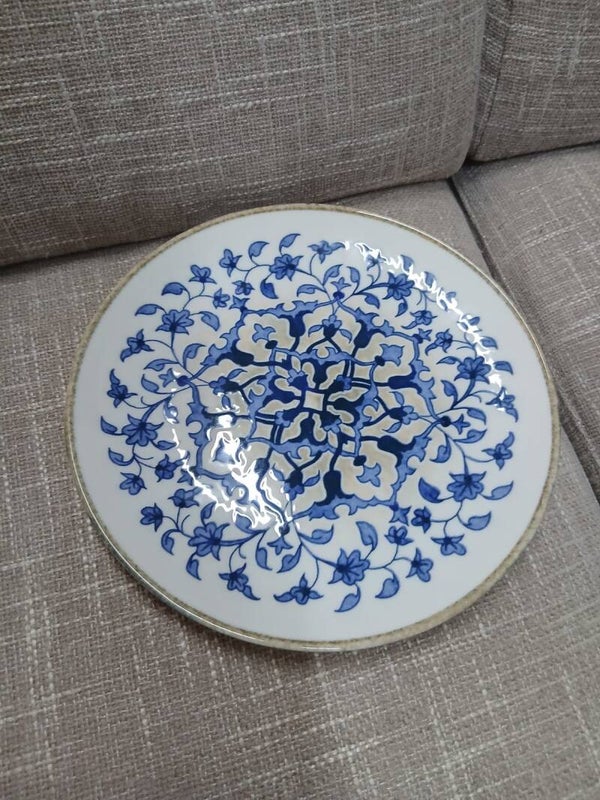 Piatto da portata con ricami blu