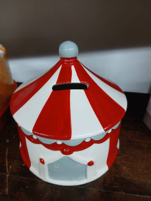 Salvadanaio a forma di tendone del circo