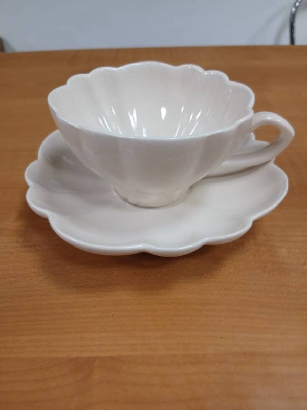 Tazza bianca ondulata con piattino