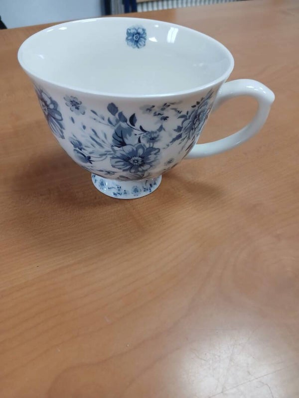 Tazza con fiori blu stile inglese