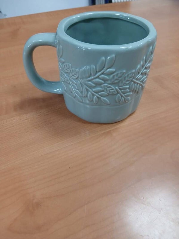 Tazza grigia con foglie in rilievo articolo nuovo