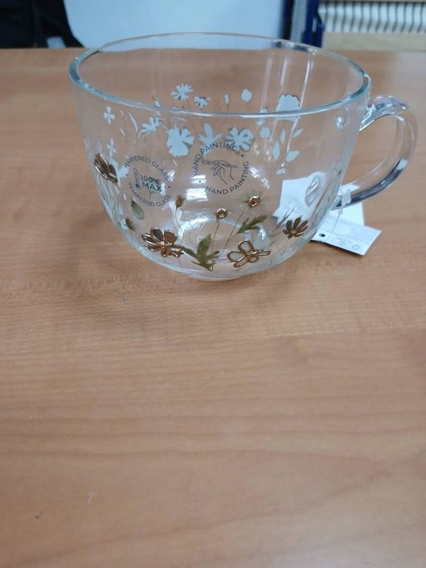 Tazza in vetro con fiori dipinti