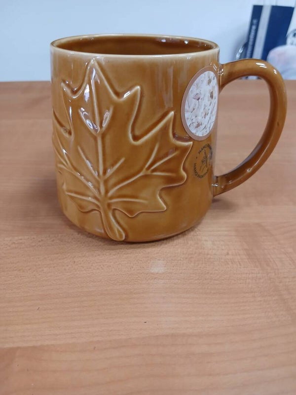 Tazza marrone linea autunnale con foglia
