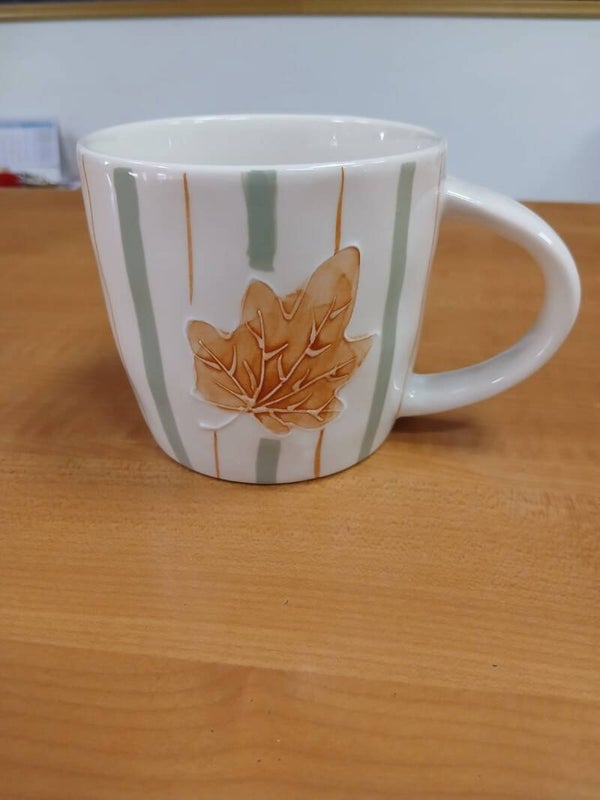 Tazza nuova linea autunnale con foglia e righe