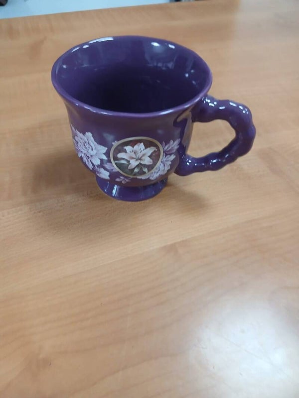 Tazza viola con fiori disegnati articolo nuovo
