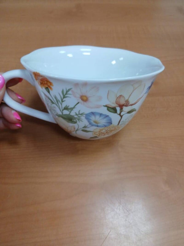 Tazzona per colazione con fiori disegnati