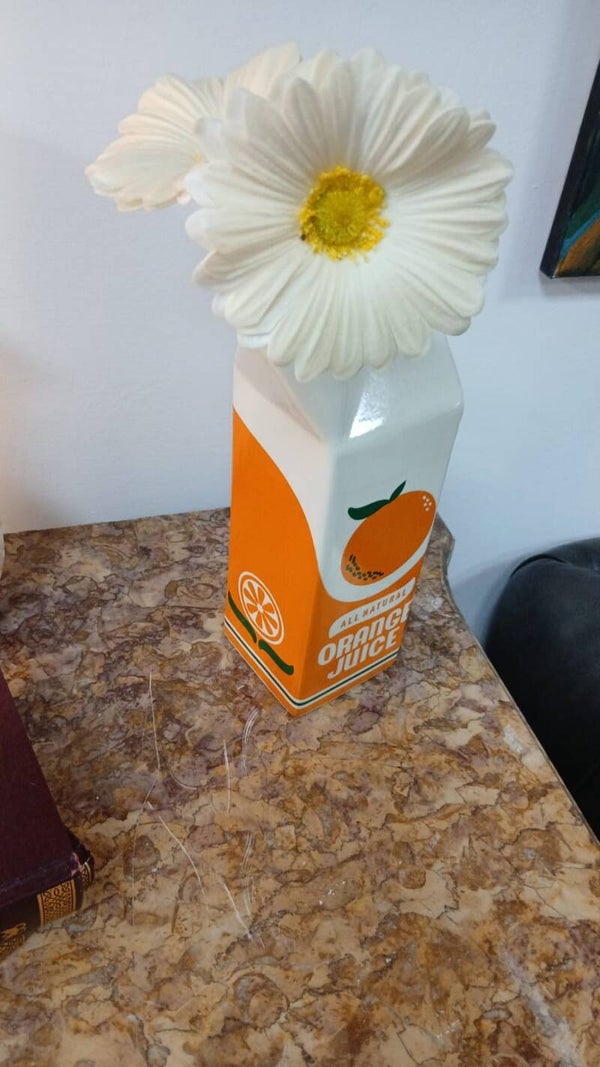 Vaso a forma di cartone dell'arancia in coccio