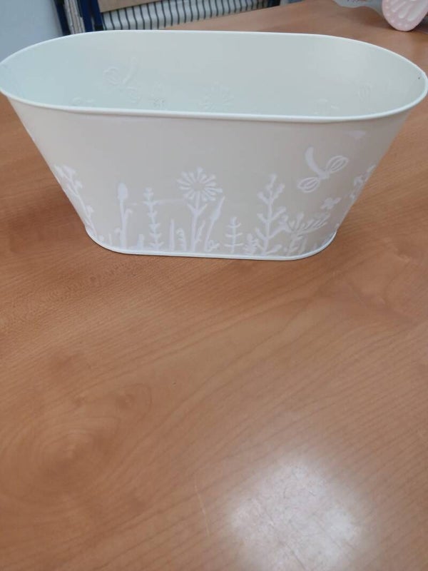 Vaso bianco in ferro con fiori bianchi