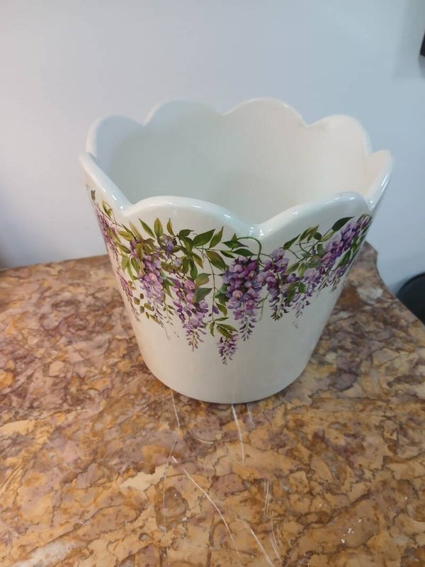 Vaso in coccio con fiori disegnato