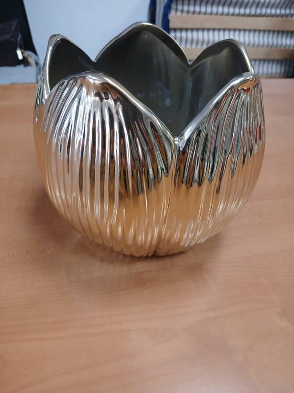 Vaso color oro a fiore