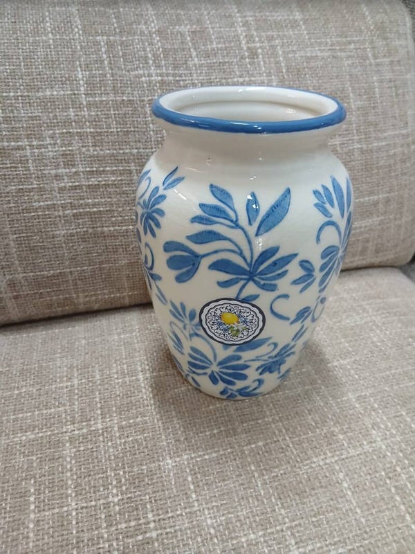 Vaso con ricami blu