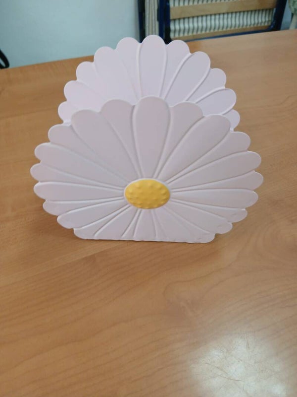 Vaso in alluminio con fiore rosa