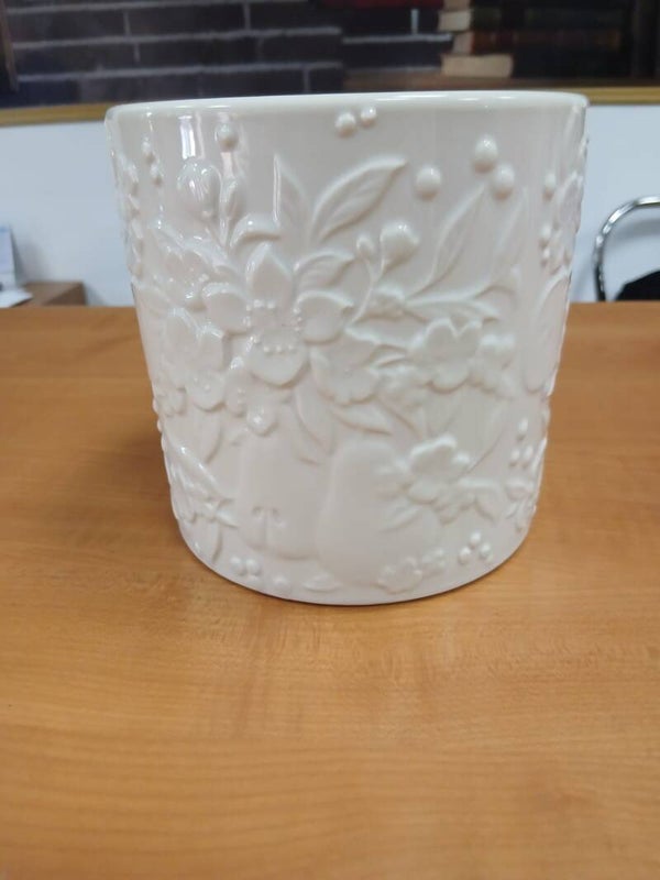Vaso in coccio bianco con disegni in rilievo