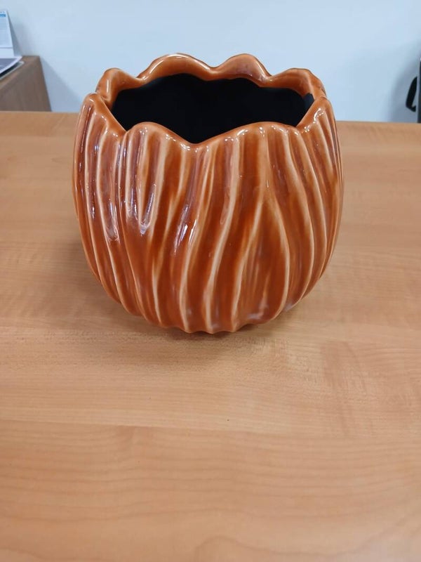 Vaso in coccio color terra cotta con striature