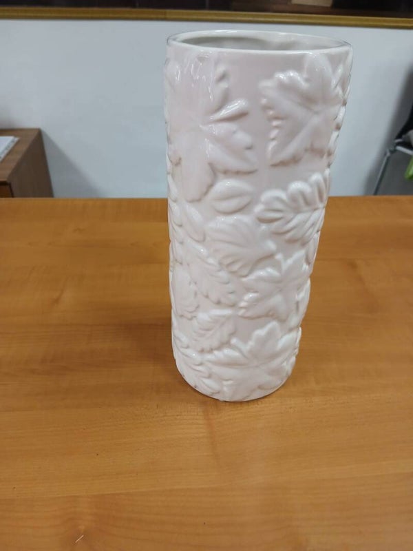 Vaso lungo in ceramica bianco con foglie