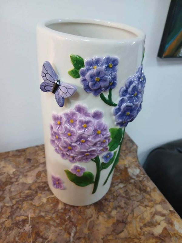Vaso con Ortensia e farfalle