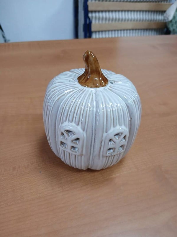 Zucca porta candela bianca con finestre disegnate