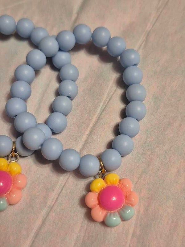 BLUE BEADED BRACELET WITH FLOWER CHARM
