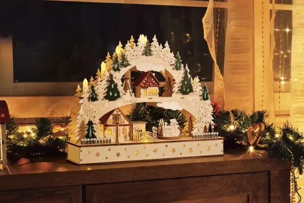 Weihnachtlicher Schwibbogen fahrender Zug, LED Kerzen und Timerfunktion