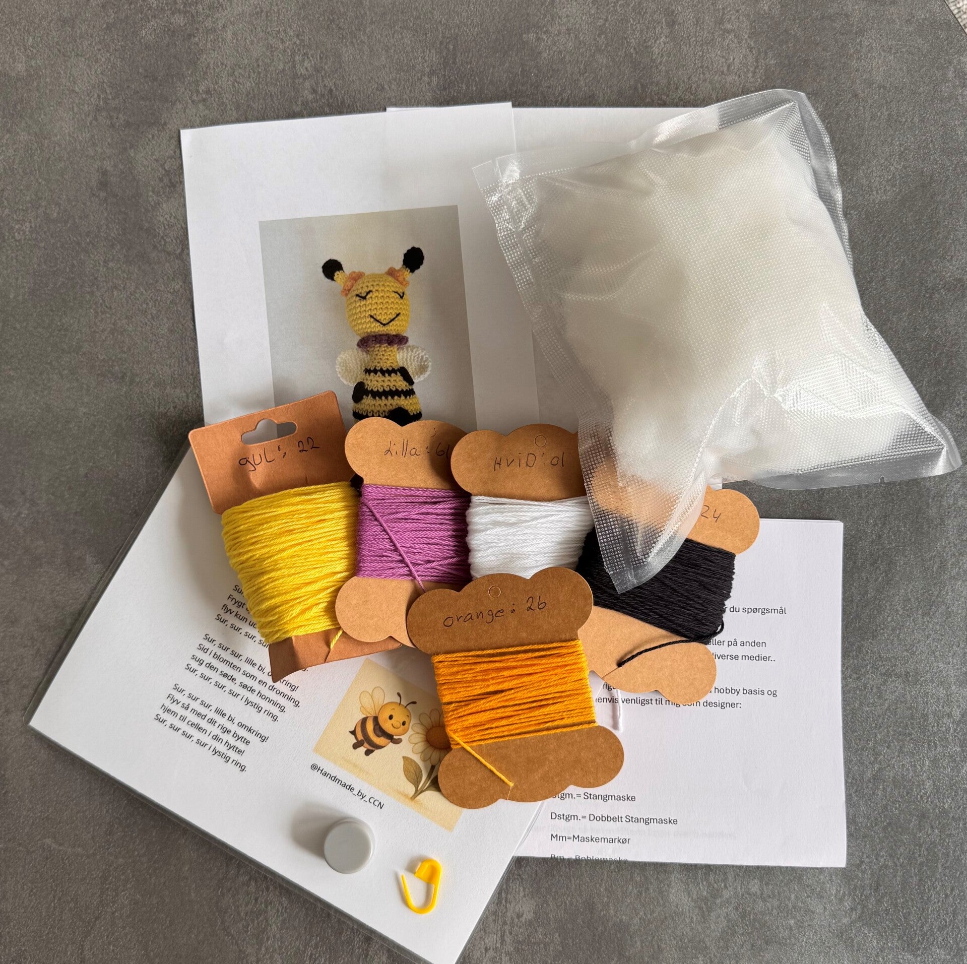 Hæklekit - Rangle og sangkuffert figur - Sur sur sur lille bi omkring