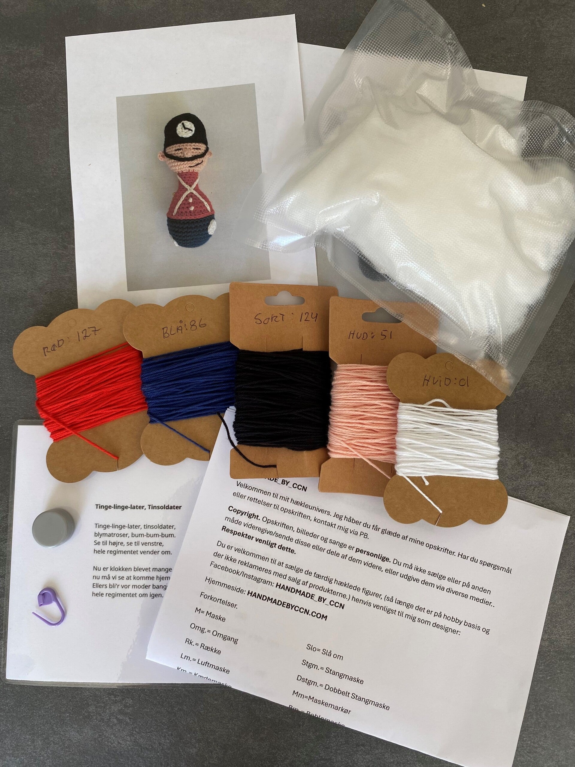 Hæklekit - Rangle og sangkuffert figur - Tinge linge later
