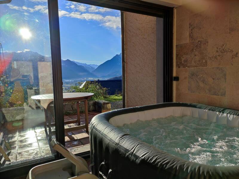 Le spa, face à la montagne