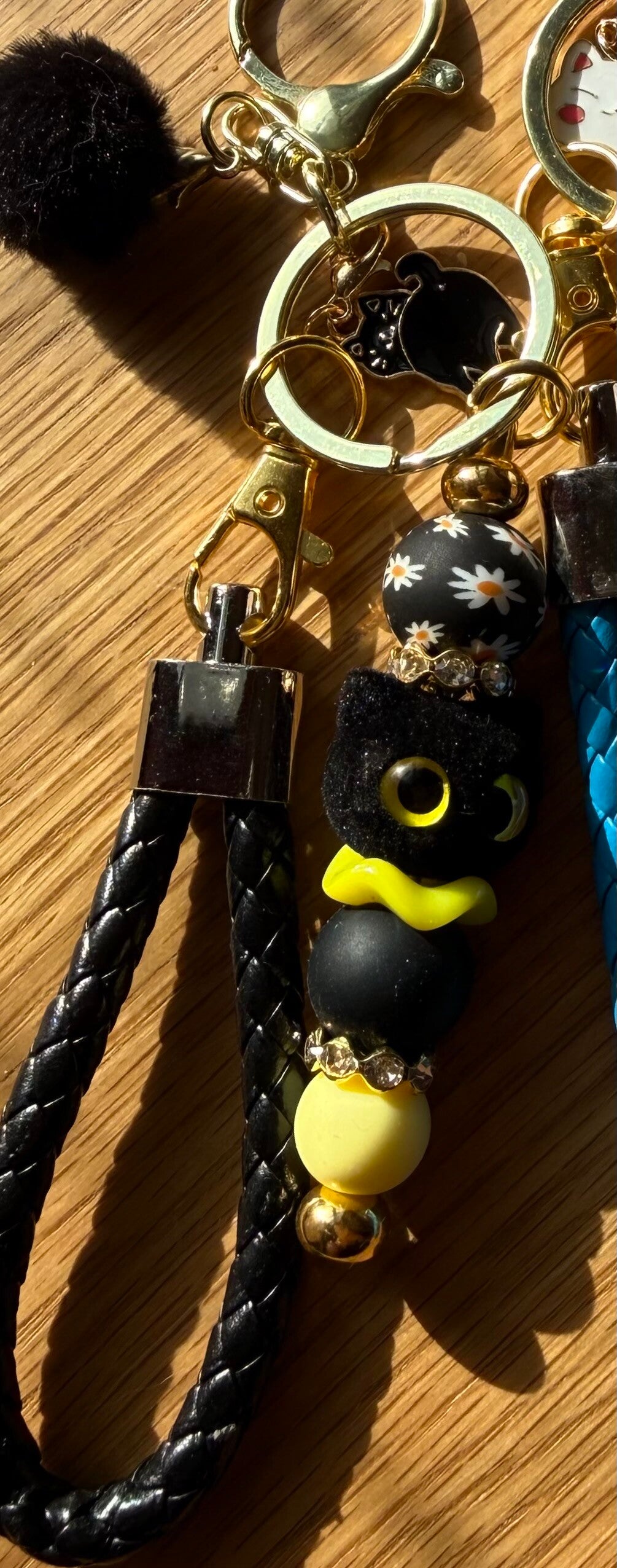 Porte-clé chat noir & marguerites