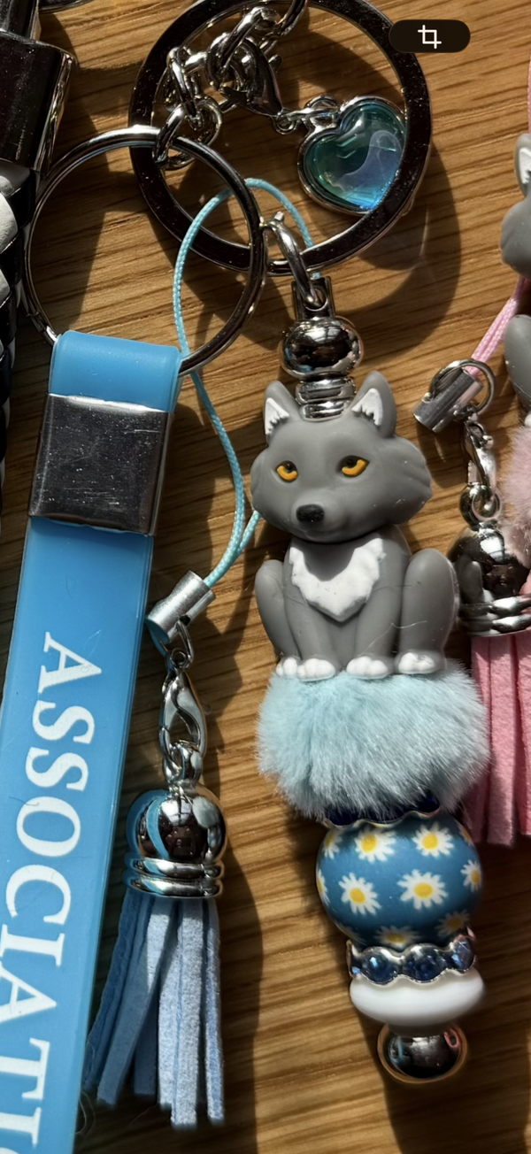 Porte-clé loup gris & bleu fleuri