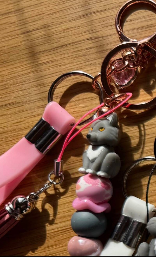 Porte-clé loup gris & perles florales