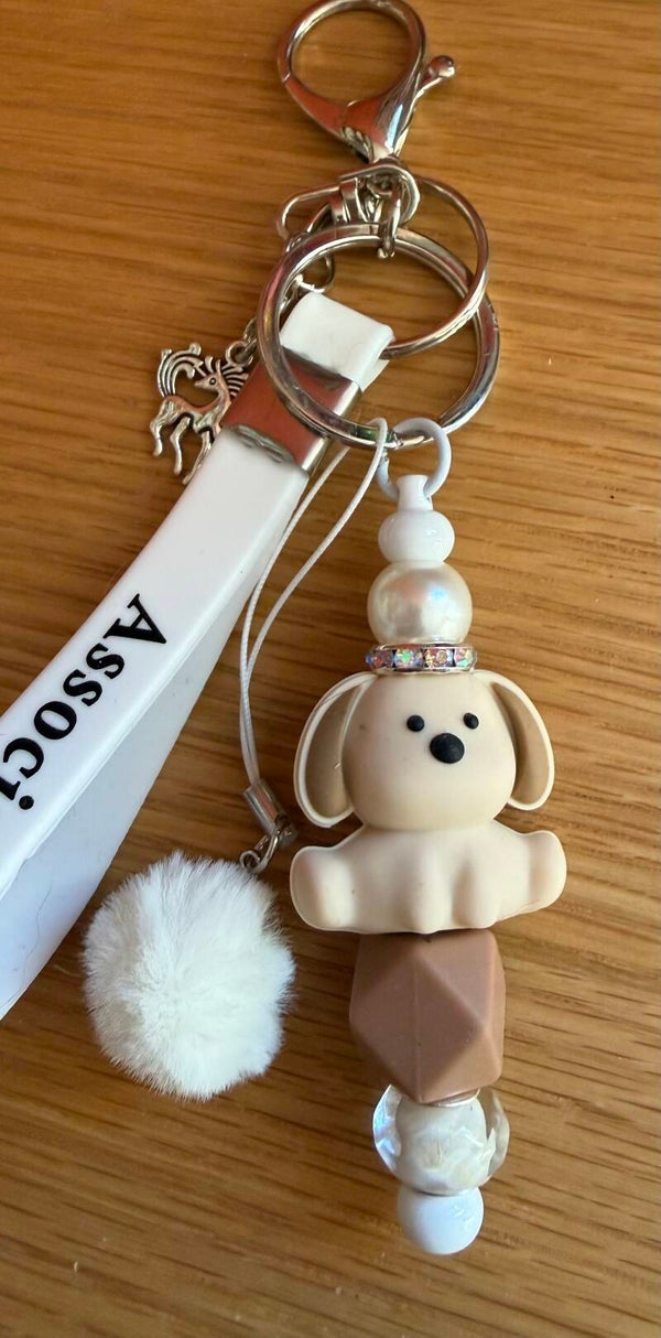 Porte-clé chien beige & perles nacrées