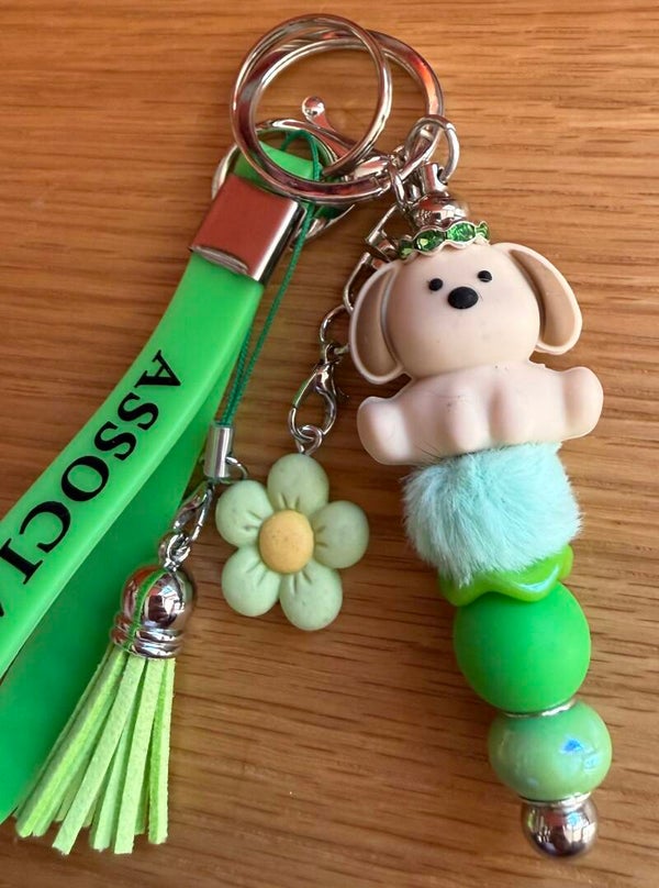 Porte-clé chien noir & blanc avec pompon vert