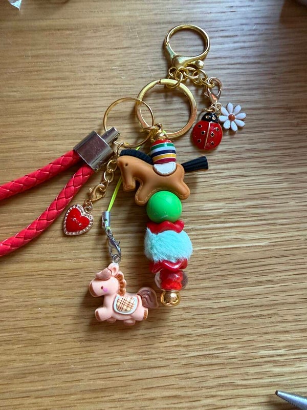 🐴 Porte-clés cheval rouge & vert pop