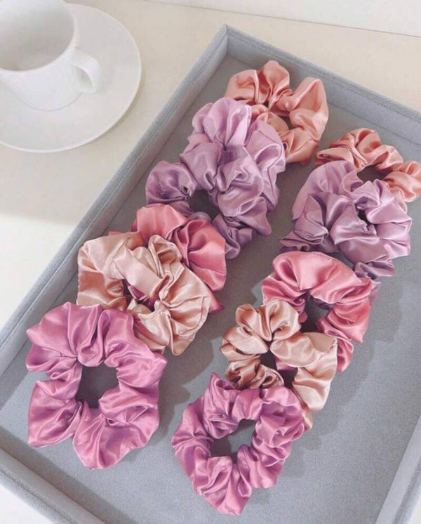 12 roze satijnen scrunchies